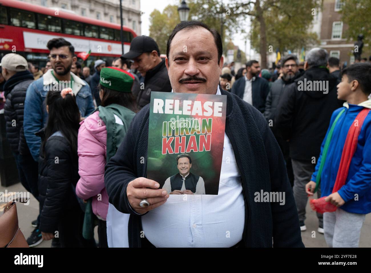 Londra, Inghilterra, Regno Unito. 3 novembre 2024. I sostenitori del Pakistan Tehreek-e-Insaf (PTI) si riuniscono fuori Downing Street, chiedendo il rilascio dell'ex primo ministro Imran Khan e sollevando preoccupazioni per presunte violazioni dei diritti umani in Pakistan. I manifestanti chiedono l'attenzione internazionale sulla situazione, sostenendo la libertà politica e la protezione delle libertà civili. La manifestazione riflette le preoccupazioni diffuse sul trattamento di Khan ed esorta il governo britannico ad affrontare questi problemi diplomaticamente. Crediti: ZUMA Press, Inc./Alamy Live News Foto Stock