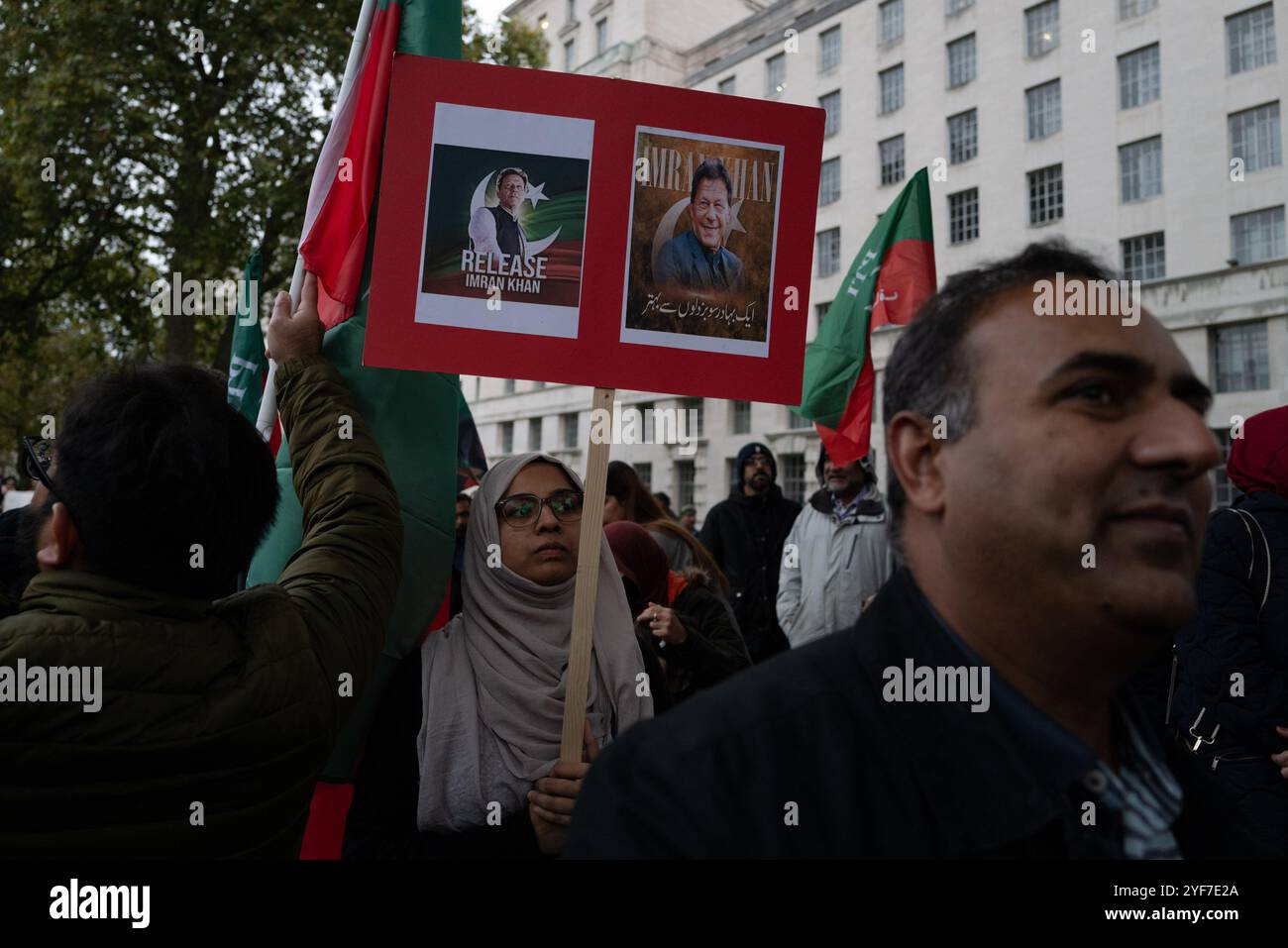 Londra, Inghilterra, Regno Unito. 3 novembre 2024. I sostenitori del Pakistan Tehreek-e-Insaf (PTI) si riuniscono fuori Downing Street, chiedendo il rilascio dell'ex primo ministro Imran Khan e sollevando preoccupazioni per presunte violazioni dei diritti umani in Pakistan. I manifestanti chiedono l'attenzione internazionale sulla situazione, sostenendo la libertà politica e la protezione delle libertà civili. La manifestazione riflette le preoccupazioni diffuse sul trattamento di Khan ed esorta il governo britannico ad affrontare questi problemi diplomaticamente. Crediti: ZUMA Press, Inc./Alamy Live News Foto Stock