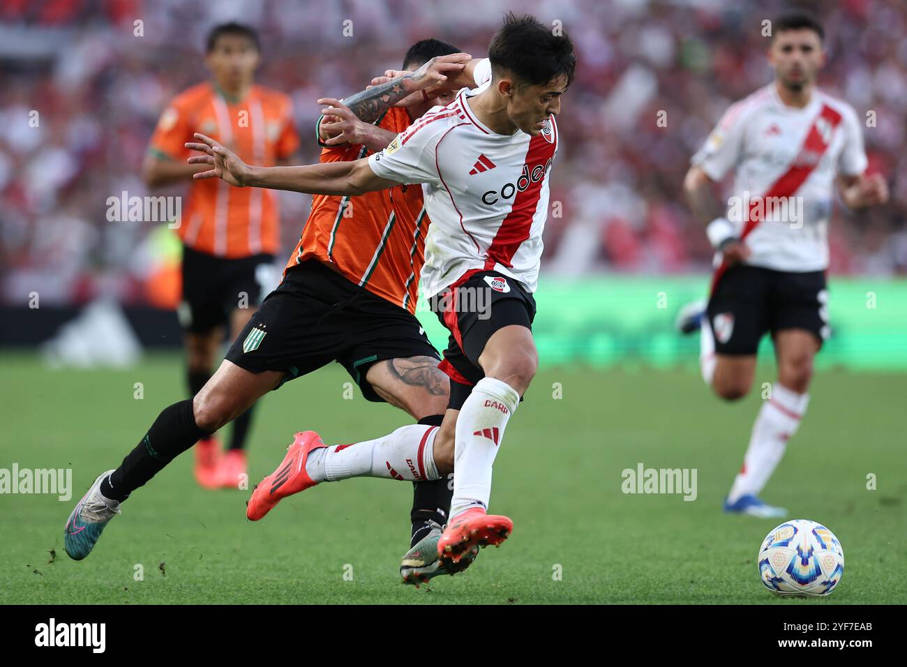 Buenos Aires, il 2 novembre 2024, l'attaccante del River Plate Pablo solari (fronte C) si reca per il pallone con il centrocampista paraguaiano del Banfield Cristian Nunez durante il Torneo argentino di calcio professionistico 2024 "Cesar Luis Menotti" allo stadio El Monumental di Buenos Aires, il 2 novembre 2024. Crediti: Alejandro Pagni/Alamy Live News Foto Stock