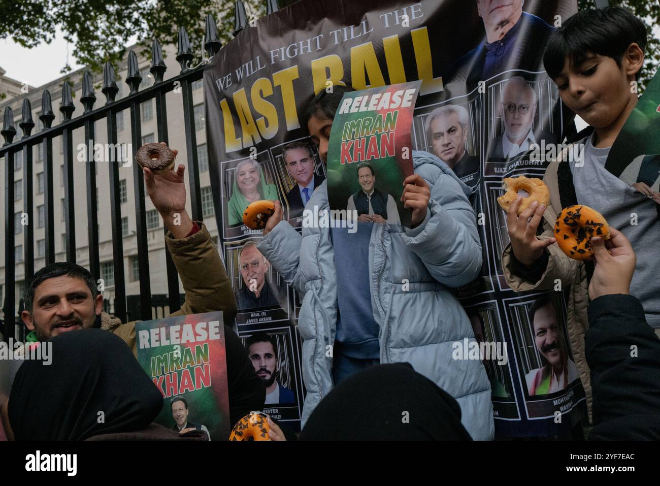 Londra, Inghilterra, Regno Unito. 3 novembre 2024. I sostenitori del Pakistan Tehreek-e-Insaf (PTI) si riuniscono fuori Downing Street, chiedendo il rilascio dell'ex primo ministro Imran Khan e sollevando preoccupazioni per presunte violazioni dei diritti umani in Pakistan. I manifestanti chiedono l'attenzione internazionale sulla situazione, sostenendo la libertà politica e la protezione delle libertà civili. La manifestazione riflette le preoccupazioni diffuse sul trattamento di Khan ed esorta il governo britannico ad affrontare questi problemi diplomaticamente. Crediti: ZUMA Press, Inc./Alamy Live News Foto Stock