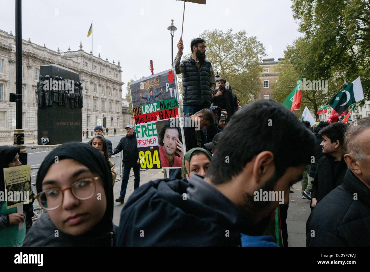 Londra, Inghilterra, Regno Unito. 3 novembre 2024. I sostenitori del Pakistan Tehreek-e-Insaf (PTI) si riuniscono fuori Downing Street, chiedendo il rilascio dell'ex primo ministro Imran Khan e sollevando preoccupazioni per presunte violazioni dei diritti umani in Pakistan. I manifestanti chiedono l'attenzione internazionale sulla situazione, sostenendo la libertà politica e la protezione delle libertà civili. La manifestazione riflette le preoccupazioni diffuse sul trattamento di Khan ed esorta il governo britannico ad affrontare questi problemi diplomaticamente. Crediti: ZUMA Press, Inc./Alamy Live News Foto Stock