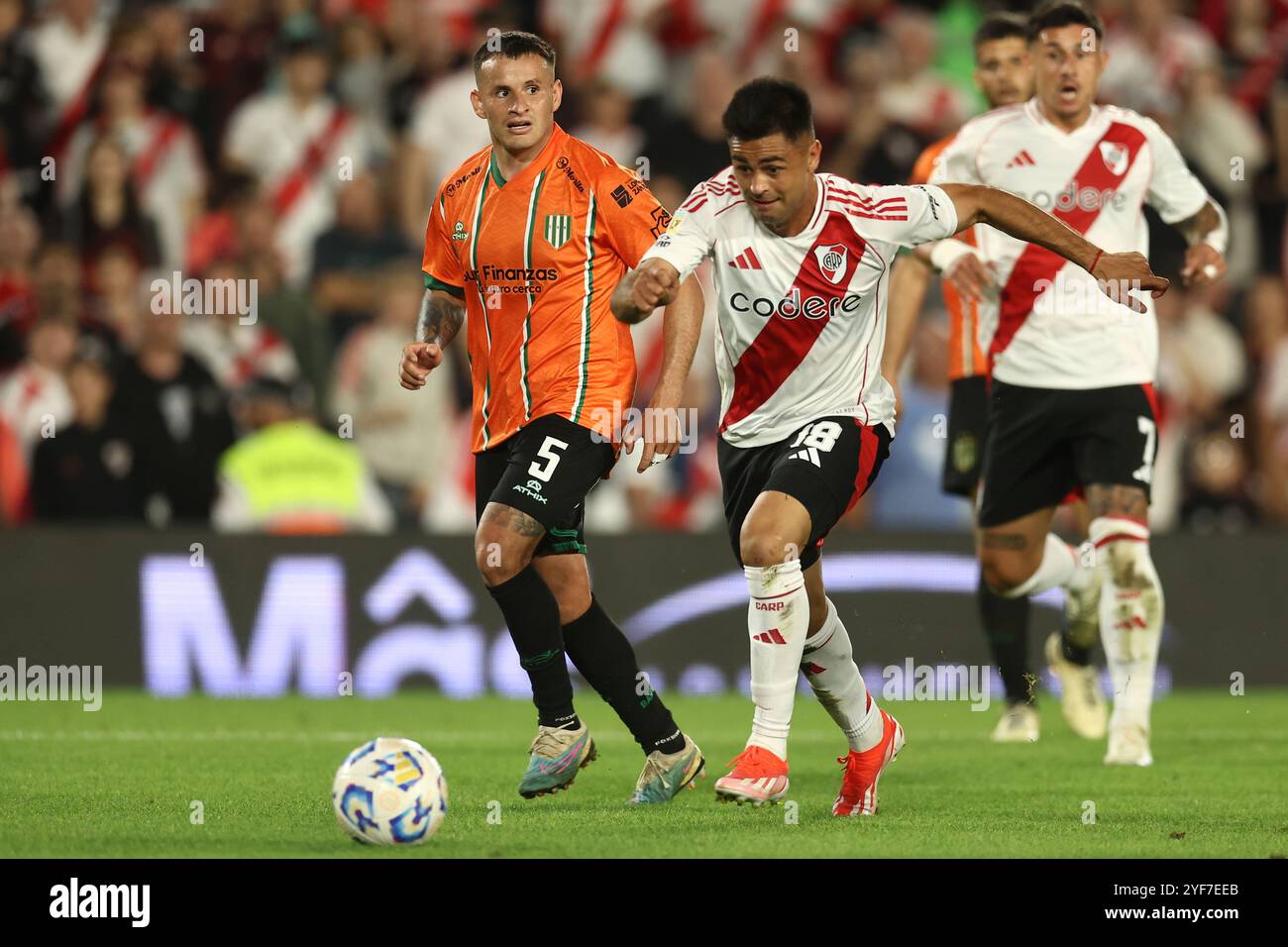 Buenos Aires, il 2 novembre 2024, il centrocampista del River Plate Gonzalo Martinez (C) controlla il pallone dopo il centrocampista paraguaiano del Banfield Cristian Nunez (L) durante il Torneo Argentine Professional Football League 2024 "Cesar Luis Menotti" allo stadio El Monumental di Buenos Aires, il 2 novembre 2024. Crediti: Alejandro Pagni/Alamy Live News Foto Stock