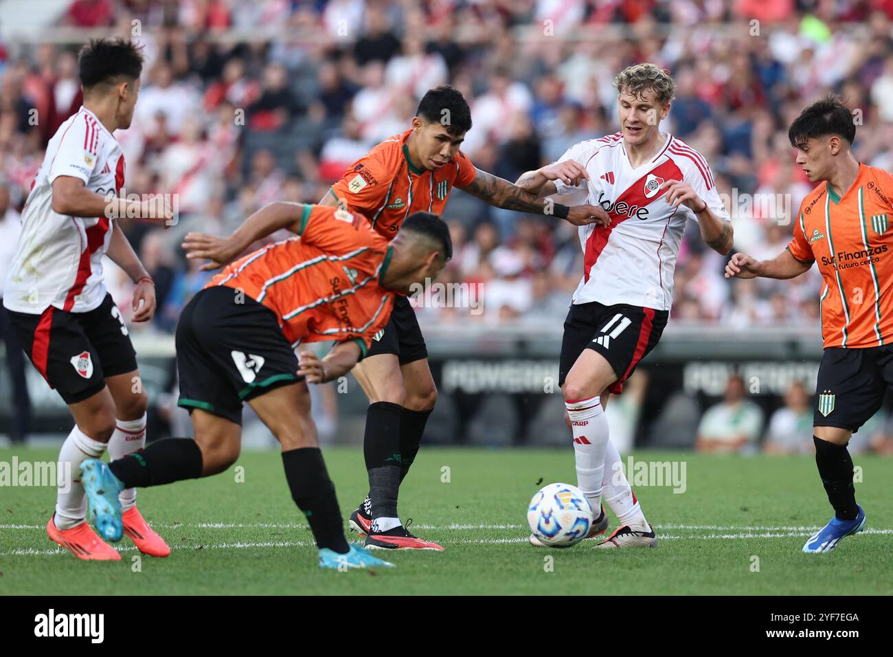 Buenos Aires, il 2 novembre 2024, l'attaccante del River Plate, Facundo Colidio (2nd-R), partecipa al pallone con il centrocampista paraguaiano del Banfield Cristian Nunez (C) durante il Torneo argentino di calcio professionistico 2024 "Cesar Luis Menotti" allo stadio El Monumental di Buenos Aires, il 2 novembre 2024. Crediti: Alejandro Pagni/Alamy Live News Foto Stock