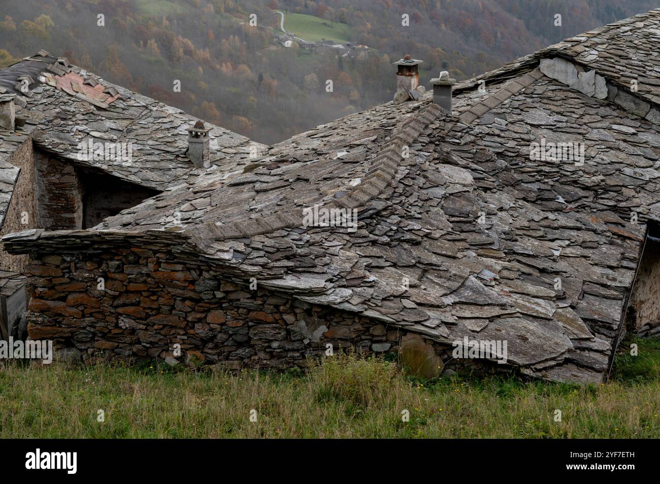 Tetto di un rifugio di montagna costruito con lastre di pietra nelle Alpi marittime Foto Stock
