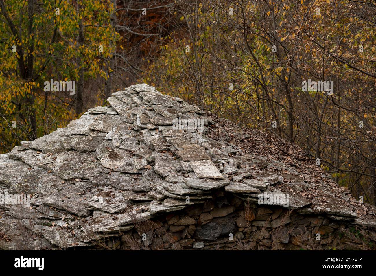 Tetto di un rifugio di montagna costruito con lastre di pietra nelle Alpi marittime Foto Stock