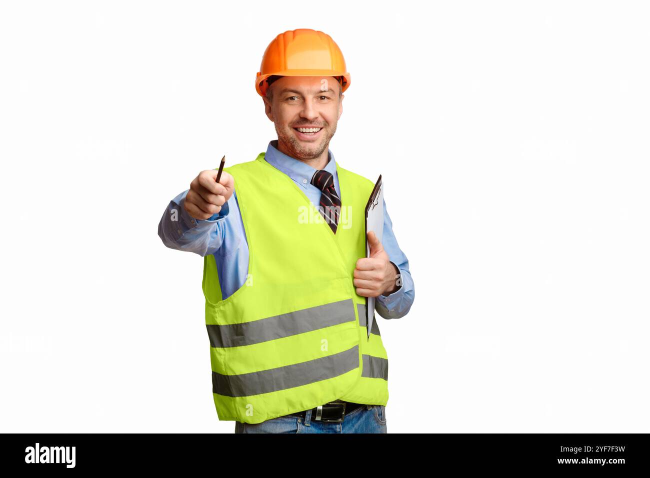 Happy Builder che punta la matita alla fotocamera sullo sfondo dello studio bianco Foto Stock