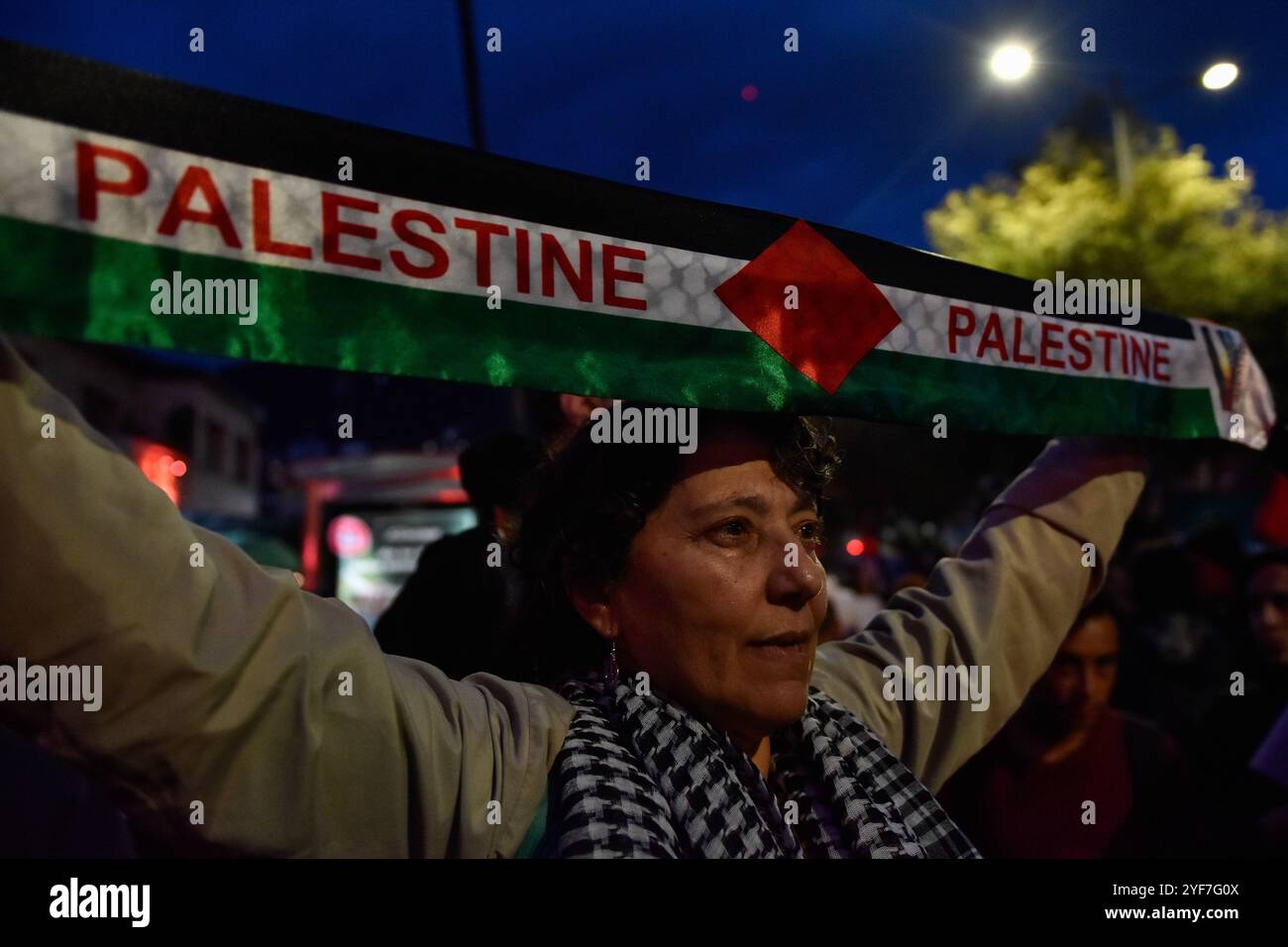 Bogotà, Colombia. 3 novembre 2024. Gli attivisti pro-palestinesi partecipano a una manifestazione a sostegno della Palestina e del Libano, mentre il conflitto israelo-Hamas segna un anno il 7 ottobre 2024. I manifestanti si sono riuniti all'ambasciata degli Stati Uniti a Bogotà, Colombia. Foto di: Cristian Bayona/Long Visual Press credito: Long Visual Press/Alamy Live News Foto Stock