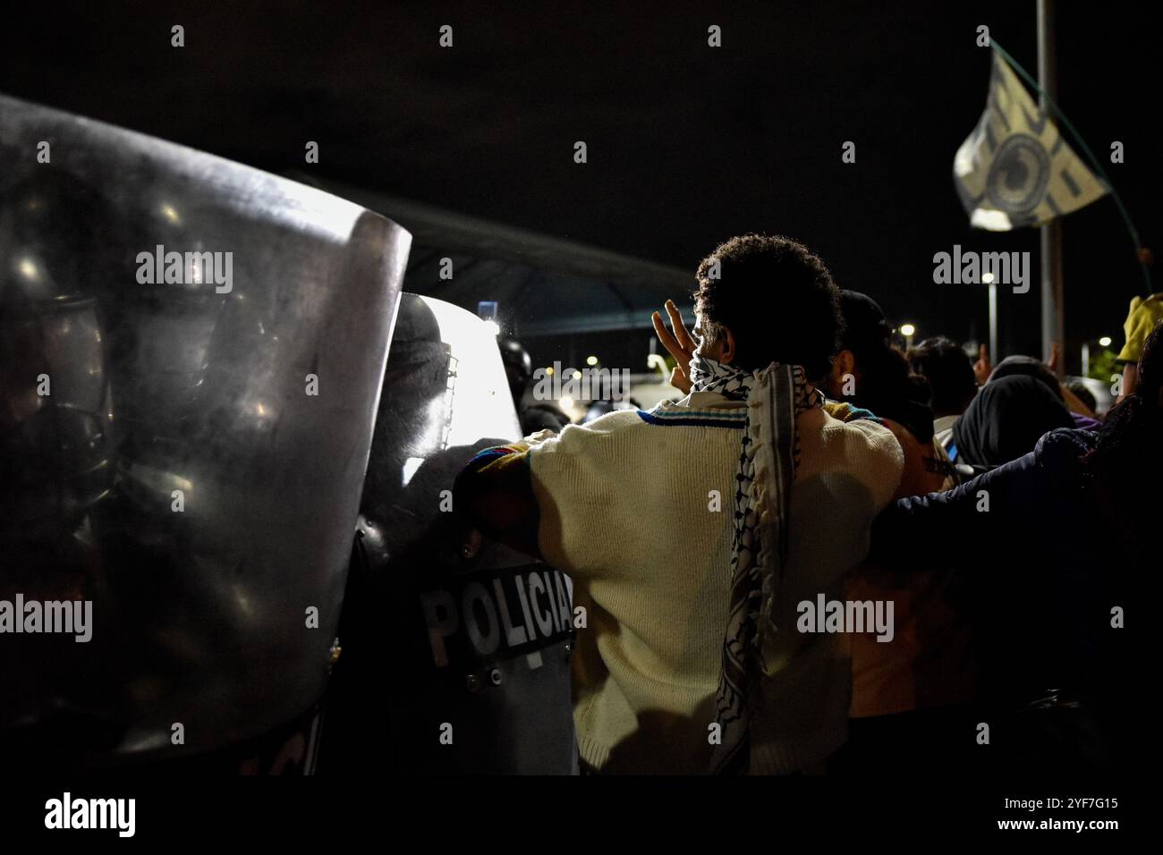 Bogotà, Colombia. 3 novembre 2024. Gli attivisti pro-palestinesi partecipano a una manifestazione a sostegno della Palestina e del Libano, mentre il conflitto israelo-Hamas segna un anno il 7 ottobre 2024. I manifestanti si sono riuniti all'ambasciata degli Stati Uniti a Bogotà, Colombia. Foto di: Cristian Bayona/Long Visual Press credito: Long Visual Press/Alamy Live News Foto Stock