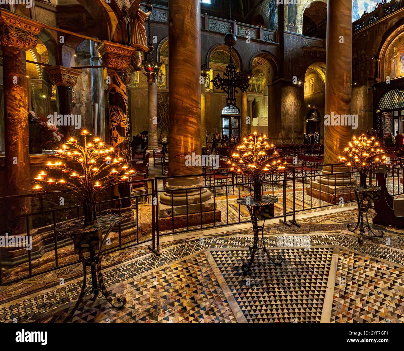 Venezia, vento – IT – 14 ottobre 2024 l'interno della Basilica di San Marco è decorato con mosaici dorati, archi alti e intricate opere d'arte, creando una maestà Foto Stock