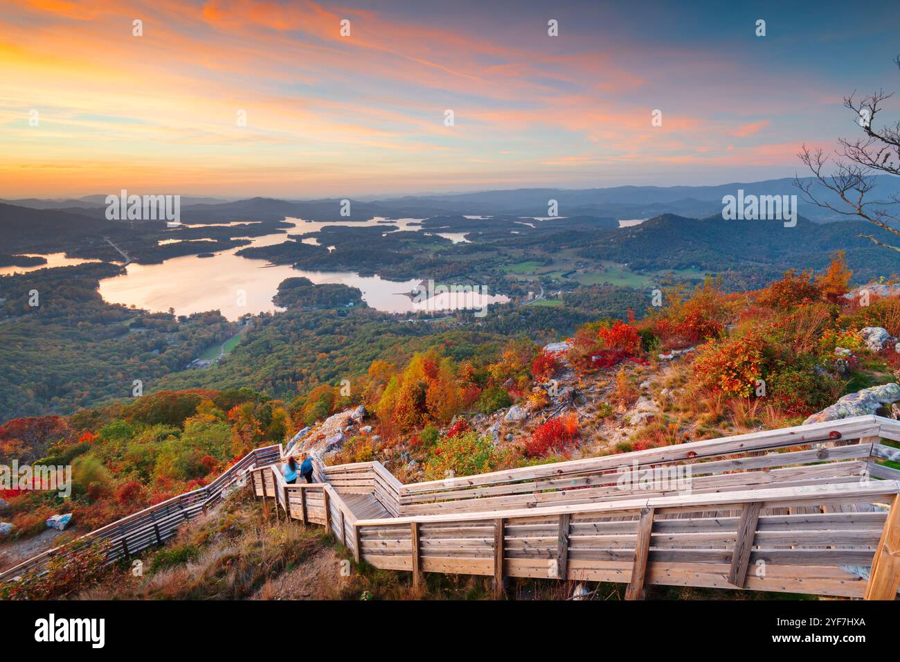 Hiawassee, Georgia, Stati Uniti, paesaggio con lago Chatuge in autunno al crepuscolo. Foto Stock