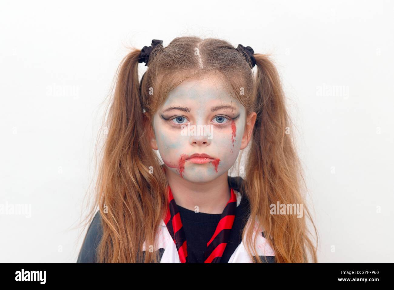 Una bambina di 9 anni con zombie compensa per Halloween Foto Stock