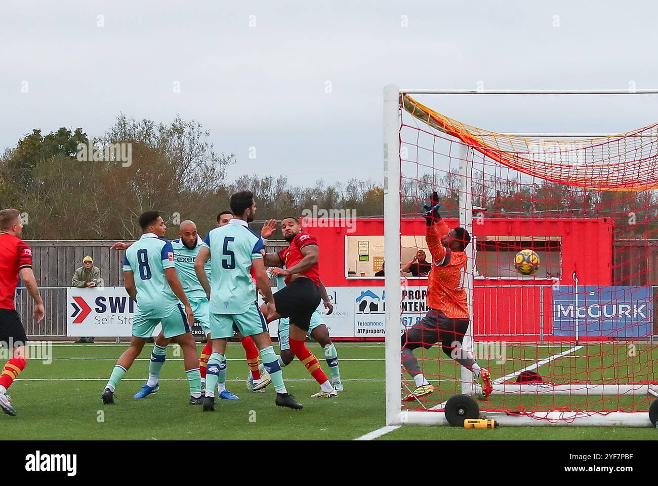 Gloucester, Regno Unito, 2 novembre 2024. Benjamin Richards-Everton di Gloucester dirige la palla e segna il suo sideÕs gol durante la Southern League Foto Stock