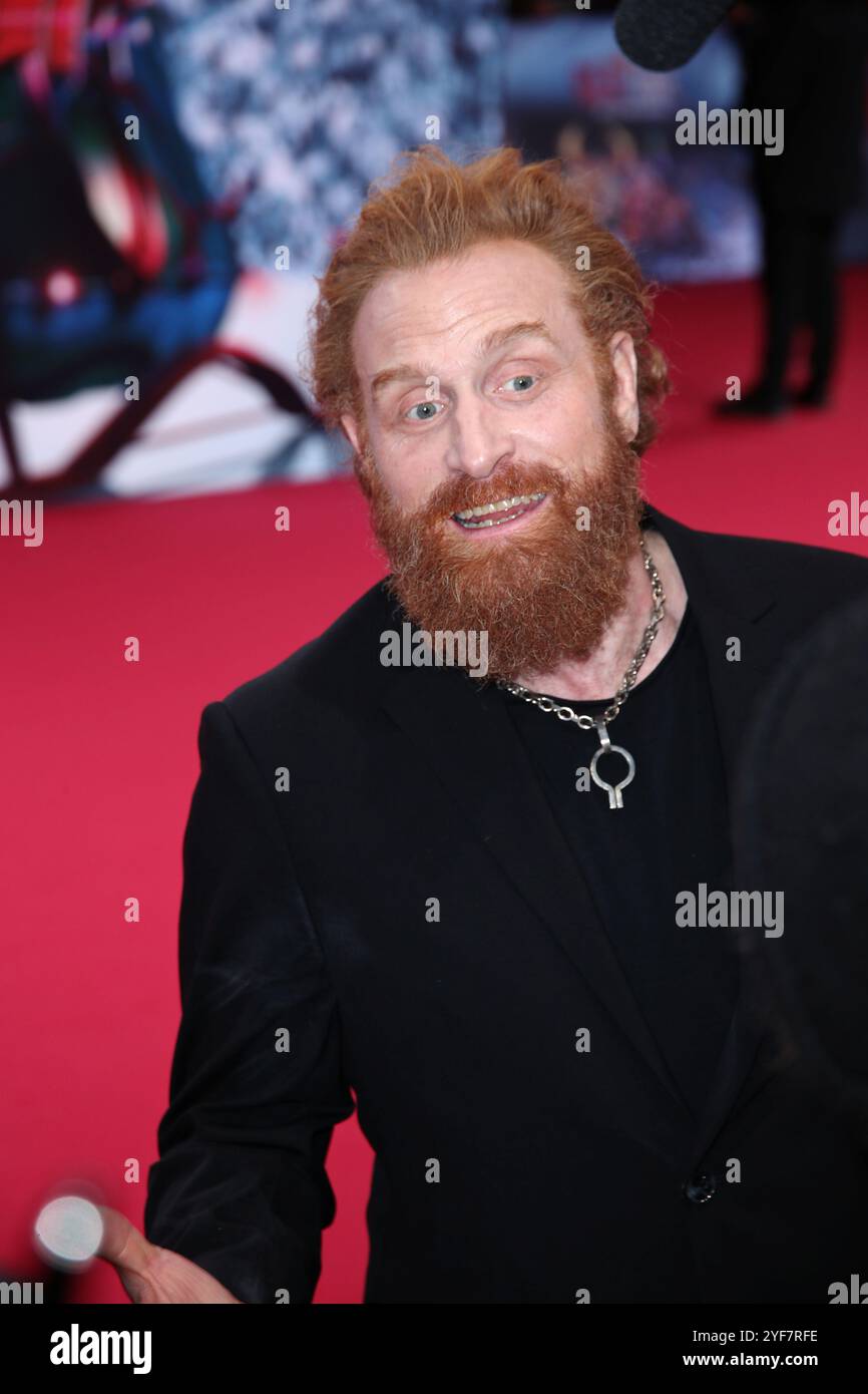 Germania, Berlino, 03.11.24, Uber Platz, Kristofer Hivju partecipa alla prima mondiale di RED ONE Foto Stock