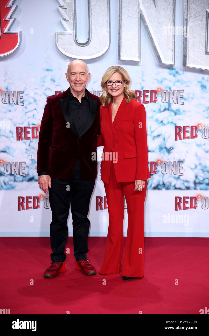 Germania, Berlino, 03.11.24, Uber Platz, J.K. Simmons e Bonnie Hunt partecipano alla prima mondiale di RED ONE Foto Stock