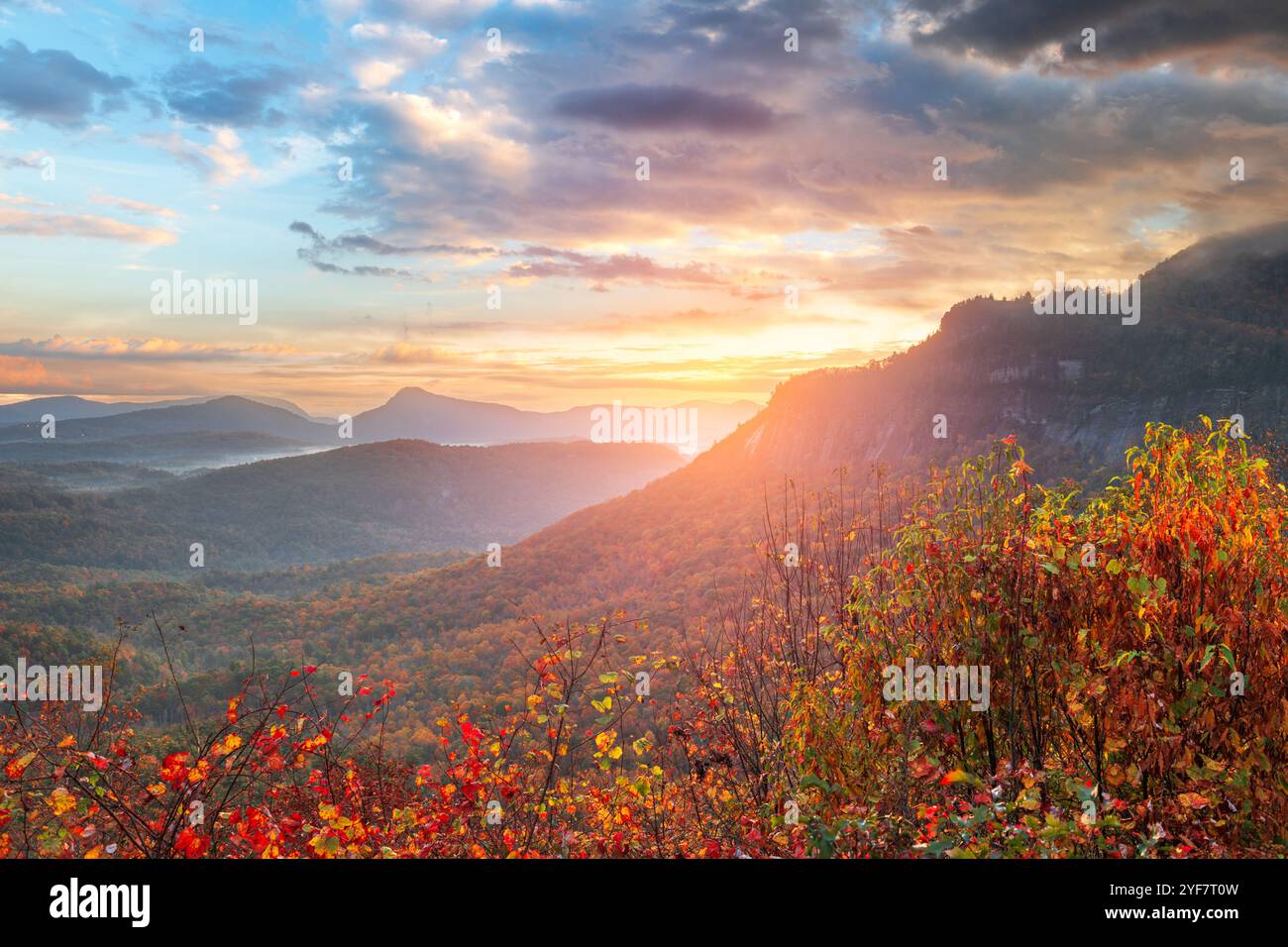 Whiteside Mountain in autunno all'alba in North Carolina, Stati Uniti. Foto Stock