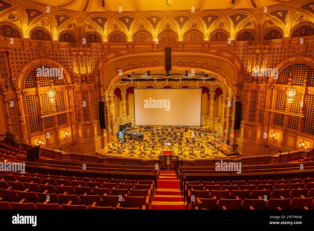 Panoramica del palcoscenico dell'Orpheum Theatre allestito per uno spettacolo cinematografico a Vancouver, Canada Foto Stock