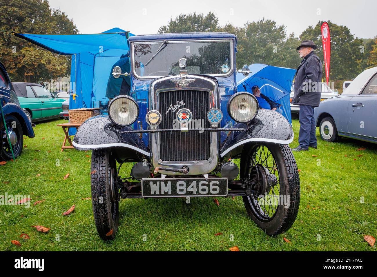 Vista frontale di una storica Austin 7 sotto la pioggia battente al salone di auto d'epoca NWCC Foto Stock