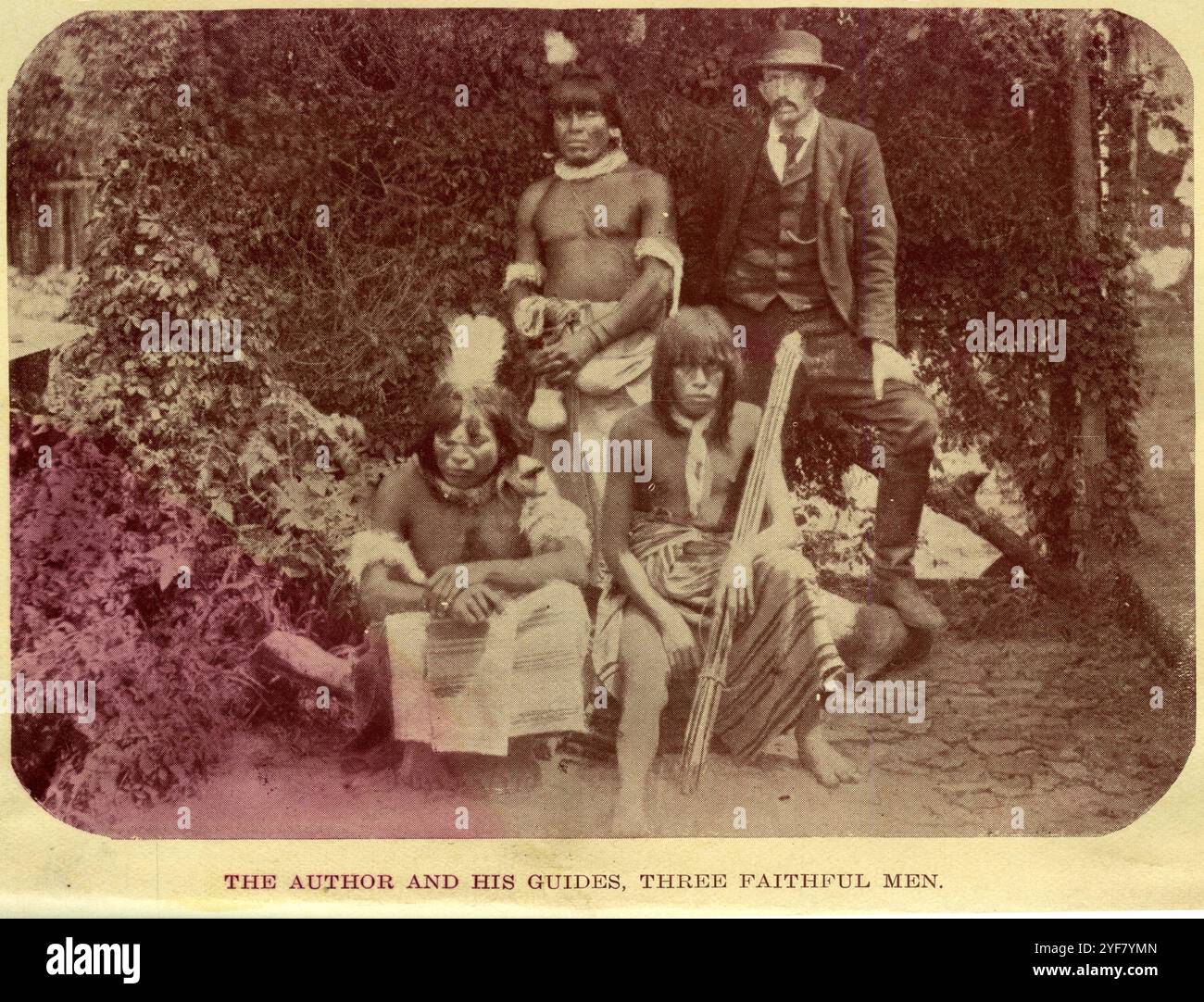 Tre nativi con George Whitfield Ray, l'autore di Through Five Republics on Horseback, intorno al 1910. Foto Stock