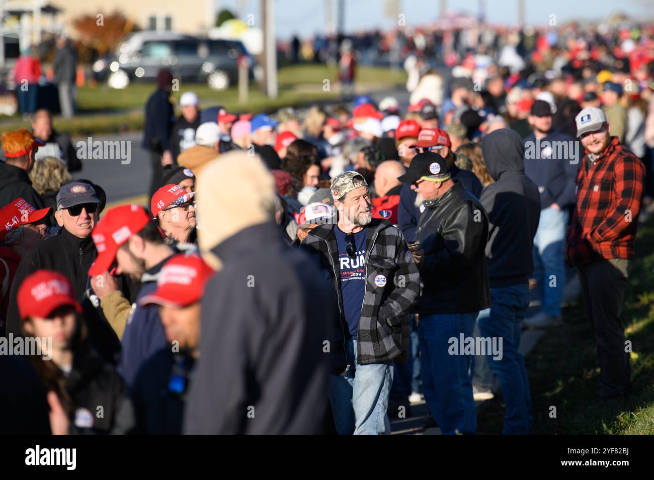 Lititz, Pennsylvania, Stati Uniti. 3 novembre, 2024., i sostenitori dell'ex presidente degli Stati Uniti Donald J. Trump si allineano prima di una manifestazione in cui Trump ha parlato a Lititz, Pennsylvania, appena due giorni prima del giorno delle elezioni 2024. La Pennsylvania e' uno stato cruciale per le elezioni. Crediti: John Lazenby/Alamy Live News Foto Stock