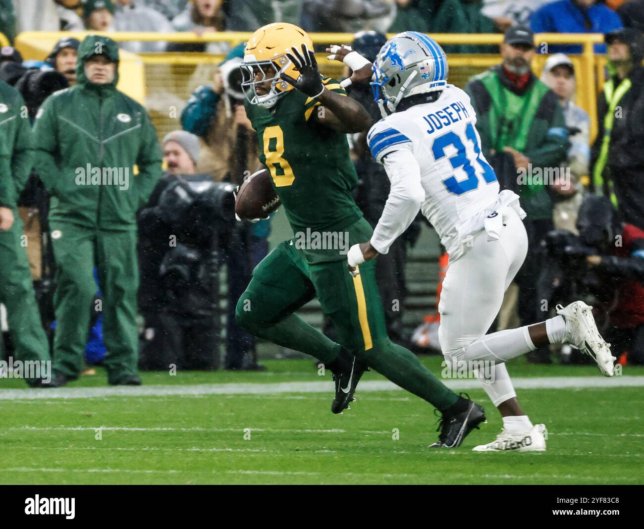 Green Bay, Stati Uniti. 3 novembre 2024. Il running back dei Green Bay Packers Josh Jacobs (L) corre dalla safety dei Detroit Lions Kerby Joseph (R) durante la gara NFL tra i Detroit Lions e i Green Bay Packers al Lambeau Field di Green Bay, Wisconsin, domenica 3 novembre 2024. Foto di Tannen Maury/UPI credito: UPI/Alamy Live News Foto Stock