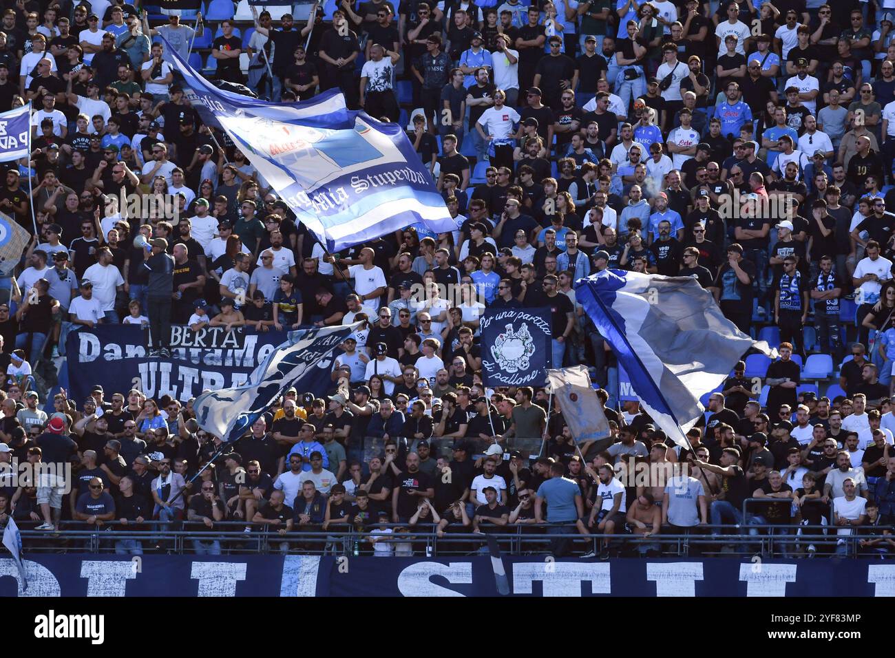 Napoli, Lazio. 3 novembre 2024. Tifosi del Napoli durante la partita di serie A tra Napoli e Atalanta allo stadio Maradona di Napoli, Italia, 3 novembre 2024. Crediti: massimo insabato/Alamy Live News Foto Stock