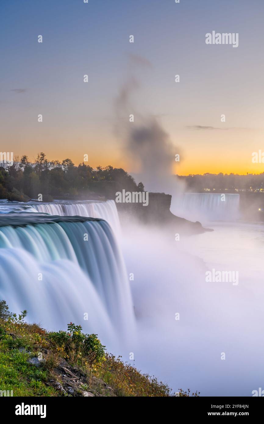 Cascate del Niagara, New York, USA, dal bordo delle cascate al crepuscolo autunnale. Foto Stock