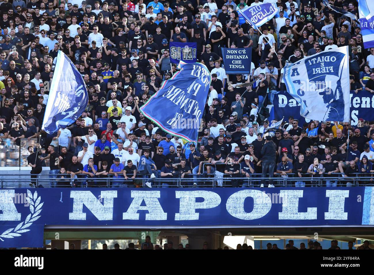 Napoli, Lazio. 3 novembre 2024. Tifosi del Napoli durante la partita di serie A tra Napoli e Atalanta allo stadio Maradona di Napoli, Italia, 3 novembre 2024. Crediti: massimo insabato/Alamy Live News Foto Stock