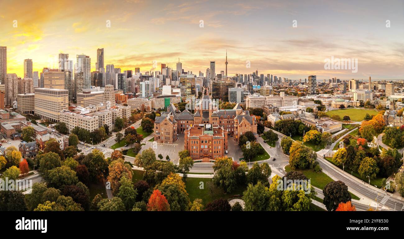 Skyline panoramico di Toronto, Ontario, Canada all'alba all'inizio dell'autunno. Foto Stock