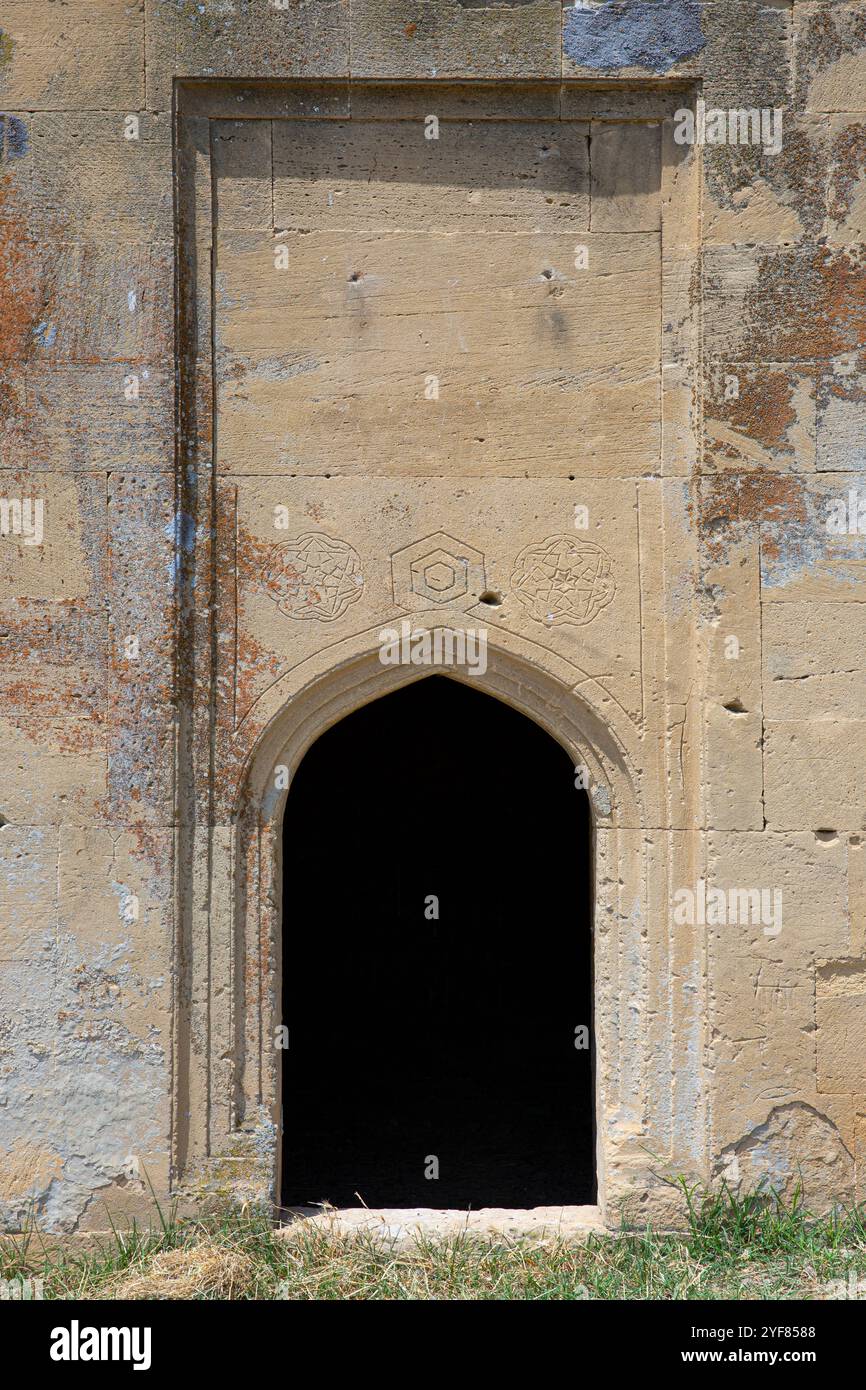 Iscrizioni sopra la porta d'ingresso di una delle tombe tradizionali nei campi fuori dal villaggio di Kelekhana (distretto di Shamakhi), Azerbaigian Foto Stock