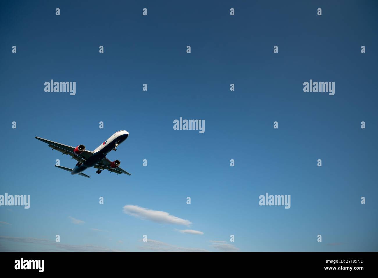 PHUKET, THAILANDIA - 23 GENNAIO 2020: Un Boeing 757-200 Azur Air atterra all'aeroporto internazionale di Phuket. Foto Stock