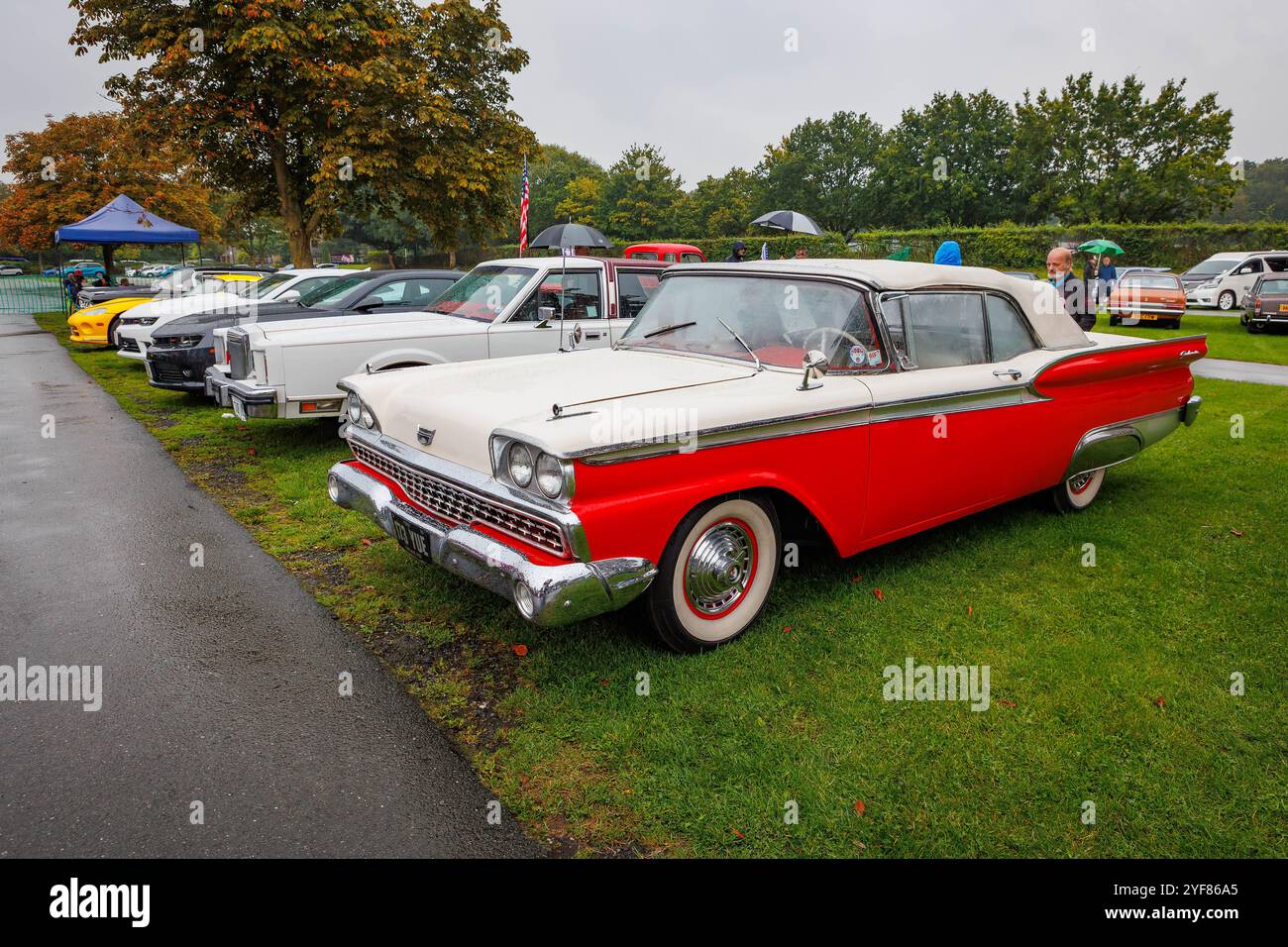 Esposizione di auto classiche a Warrington - giorno di pioggia - Ford bianche e rosse dirige una fila di berline americane Foto Stock
