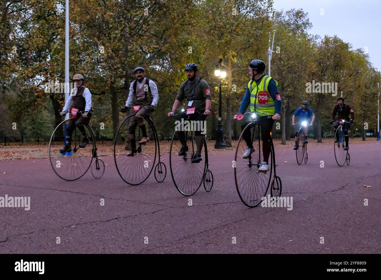 Londra, Regno Unito. 3 novembre 2024. I piloti Penny Farthing sono i primi a partire, davanti ai veicoli dell'RM Sotherby's London fino al Brighton Veteran Car Run. Il percorso, che ti porterà nei piacevoli dintorni del centro commerciale e del Parlamento lungo il viaggio di 60 km verso la costa meridionale. La gara automobilistica più lunga del mondo è giunta al 128° anno e festeggia anche il 120° anniversario del Ladies' Automobile Club. I partecipanti devono guidare veicoli costruiti prima del 1905. Credito: Fotografia dell'undicesima ora/Alamy Live News Foto Stock