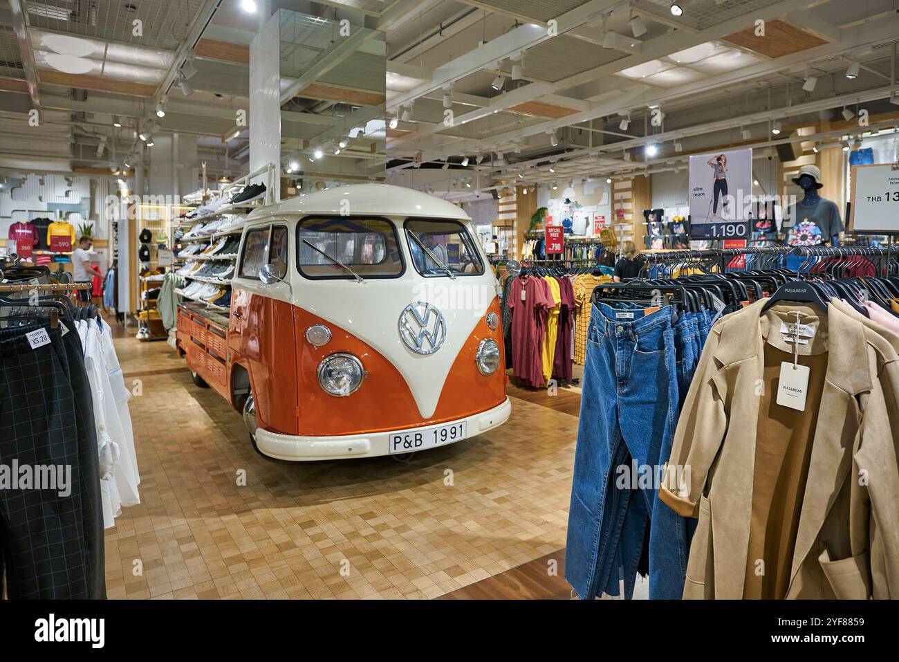 BANGKOK, THAILANDIA - 24 GENNAIO 2020: Volkswagen Van visto al negozio Pull and Bear di Bangkok. Foto Stock