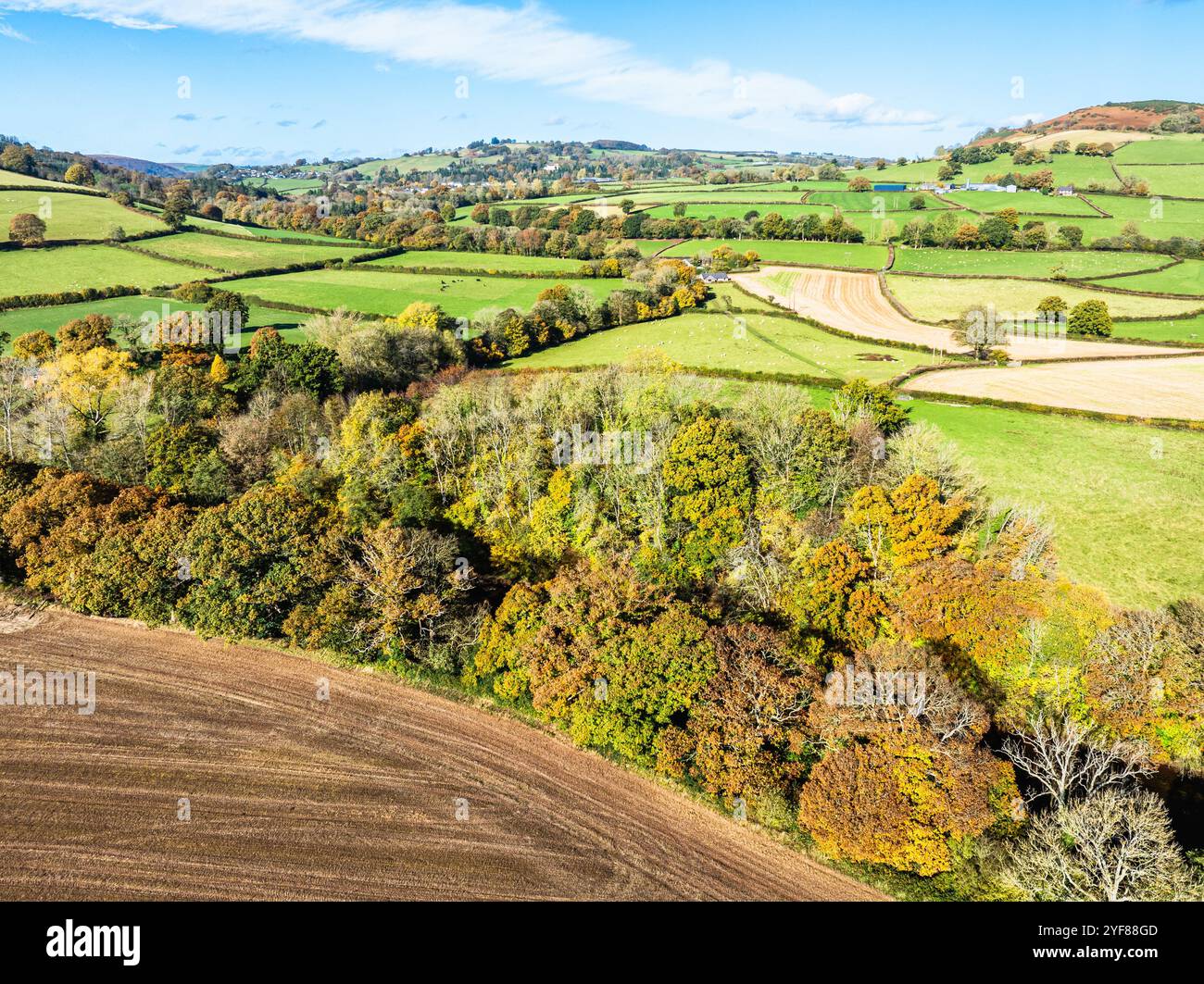 Campi e fattorie sul fiume Usk da un drone, Brecon, Brecon Beacons, Powys, Galles, Inghilterra Foto Stock