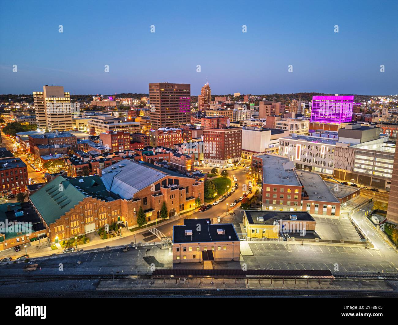 Syracuse, New York, USA, paesaggio urbano al crepuscolo. Foto Stock