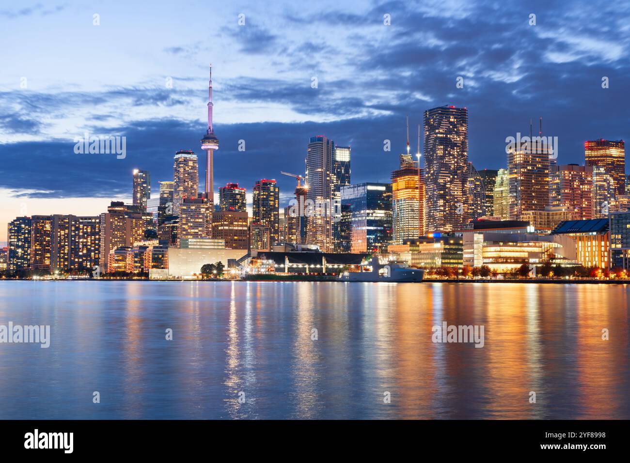 Toronto, Ontario, Canada, paesaggio urbano sul lago Ontario al crepuscolo. Foto Stock