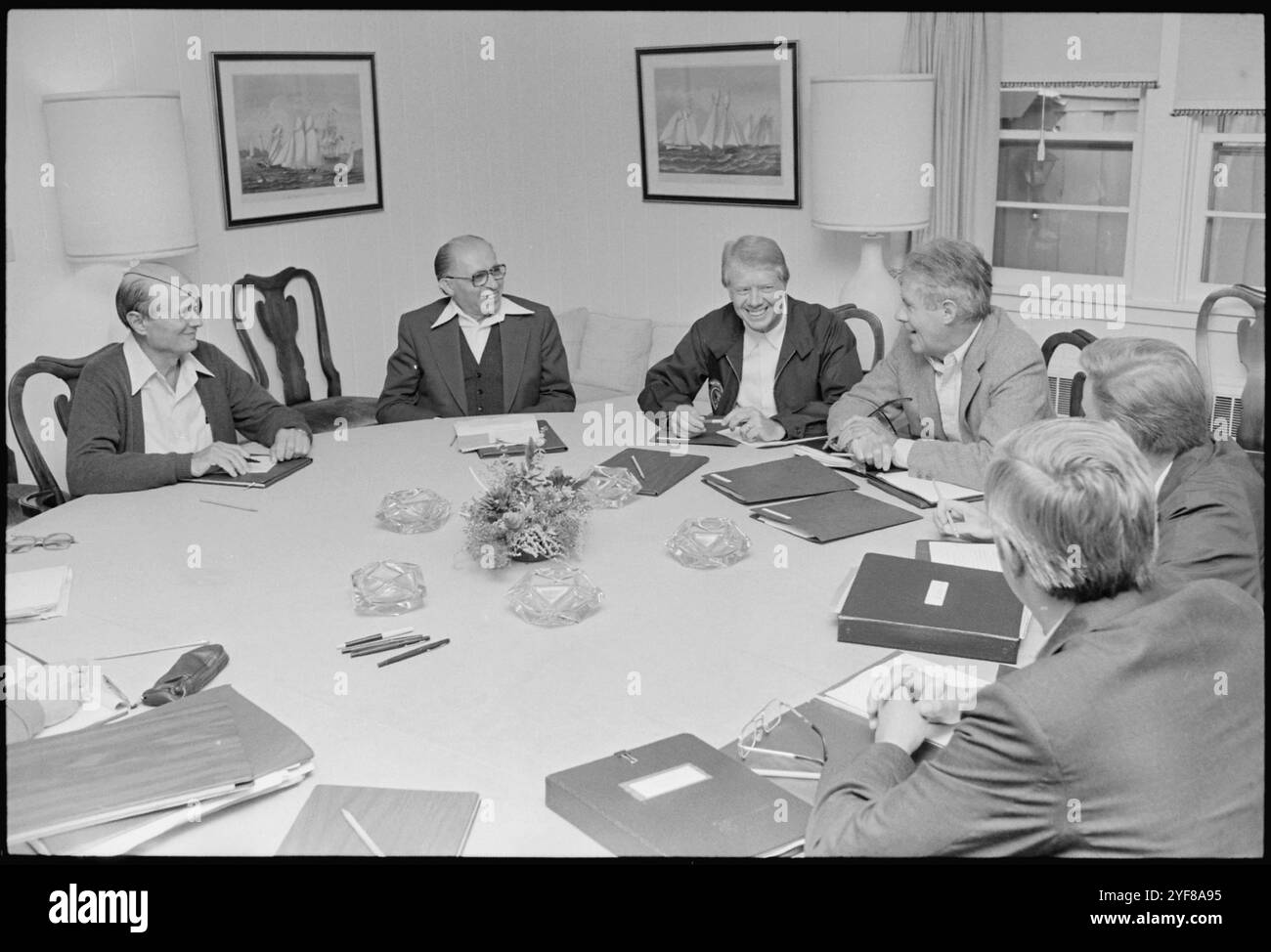 Il Presidente DEGLI STATI UNITI Jimmy Carter e il Presidente israeliano Menahem iniziano a Camp David durante i negoziati di pace in Medio Oriente che portano agli accordi di Camp David. Gli accordi di Camp David, firmati dal presidente Jimmy Carter, dal presidente egiziano Anwar Sadat e dal primo ministro israeliano Menachem BEGIN nel settembre 1978, stabilirono un quadro per uno storico trattato di pace concluso tra Israele e Egitto nel marzo 1979. Il presidente Carter e il governo degli Stati Uniti hanno svolto un ruolo di primo piano nel creare l'opportunità per questo accordo. Foto Stock