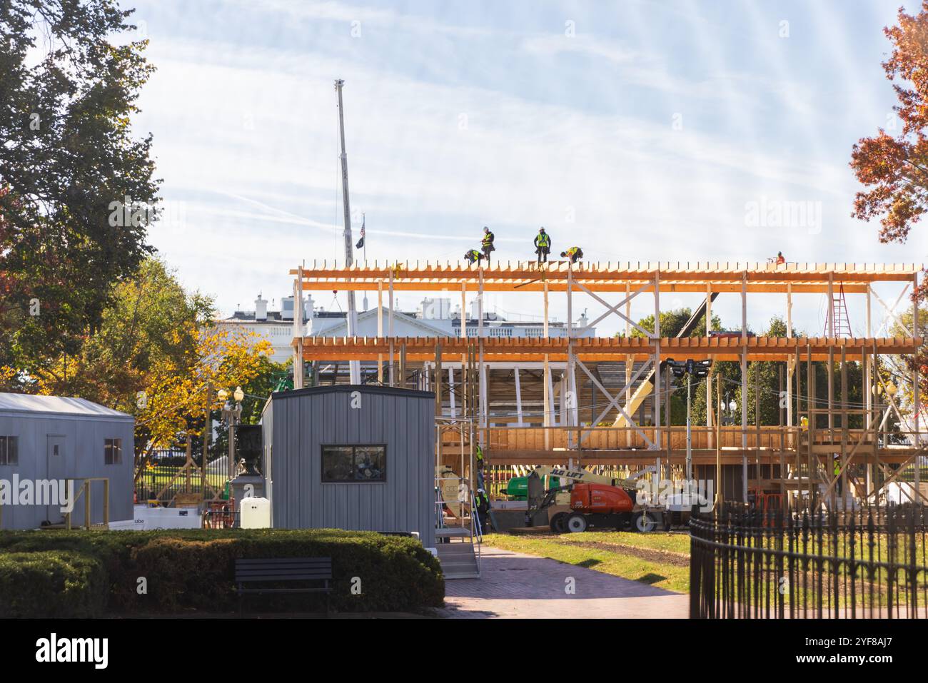 WASHINGTON D.C., USA - 2 NOVEMBRE 2024: La Casa Bianca in preparazione delle elezioni del 2024 e per il giorno dell'inaugurazione di H Street. Foto Stock