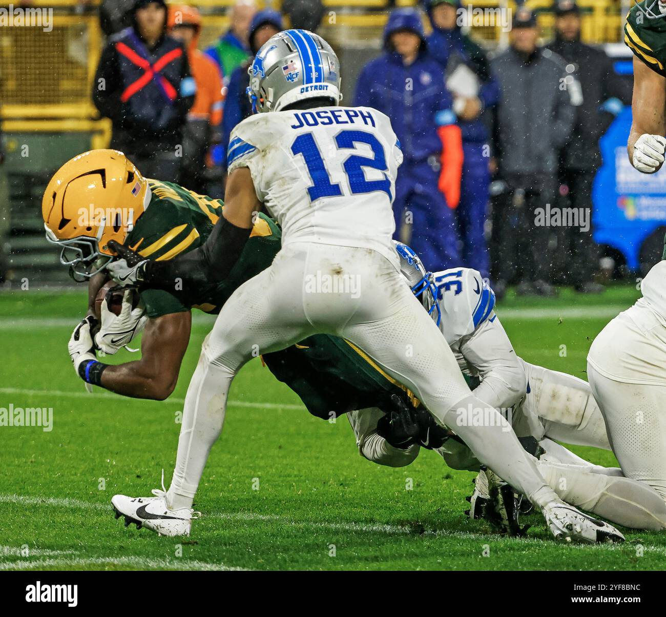 Green Bay, Stati Uniti. 3 novembre 2024. Il running back dei Green Bay Packers Emanuel Wilson (L) si tuffò lungo la linea della porta in touchdown contro la safety dei Detroit Lions Kerby Joseph (R) e la safety dei Detroit Lions Brandon Joseph (C) durante la gara NFL tra i Detroit Lions e i Green Bay Packers al Lambeau Field di Green Bay, Wisconsin, domenica 3 novembre 2024. I Lions vinsero la partita 24-14. Foto di Tannen Maury/UPI credito: UPI/Alamy Live News Foto Stock