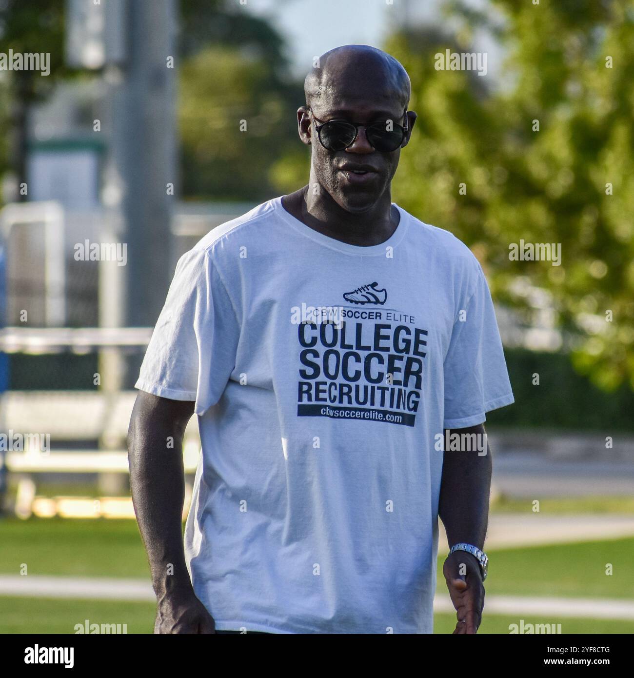 Chris Bart-Williams, leggenda della Premier League, che insegna ai giovani atleti a giocare a calcio universitario Foto Stock