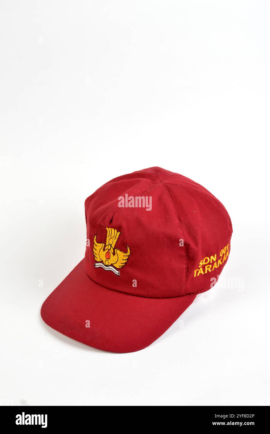 Berretto indonesiano per la scuola elementare isolato su sfondo bianco Foto Stock