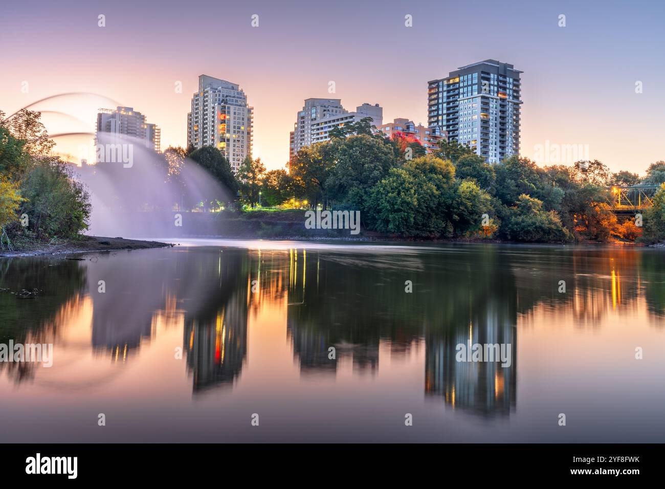 London, Ontario, Canada skyline all'alba sul Tamigi. Foto Stock