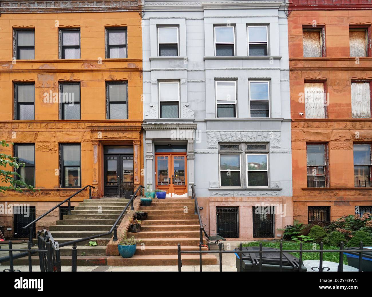 Vecchi edifici residenziali o residenze cittadine in stile marrone a New York City Foto Stock