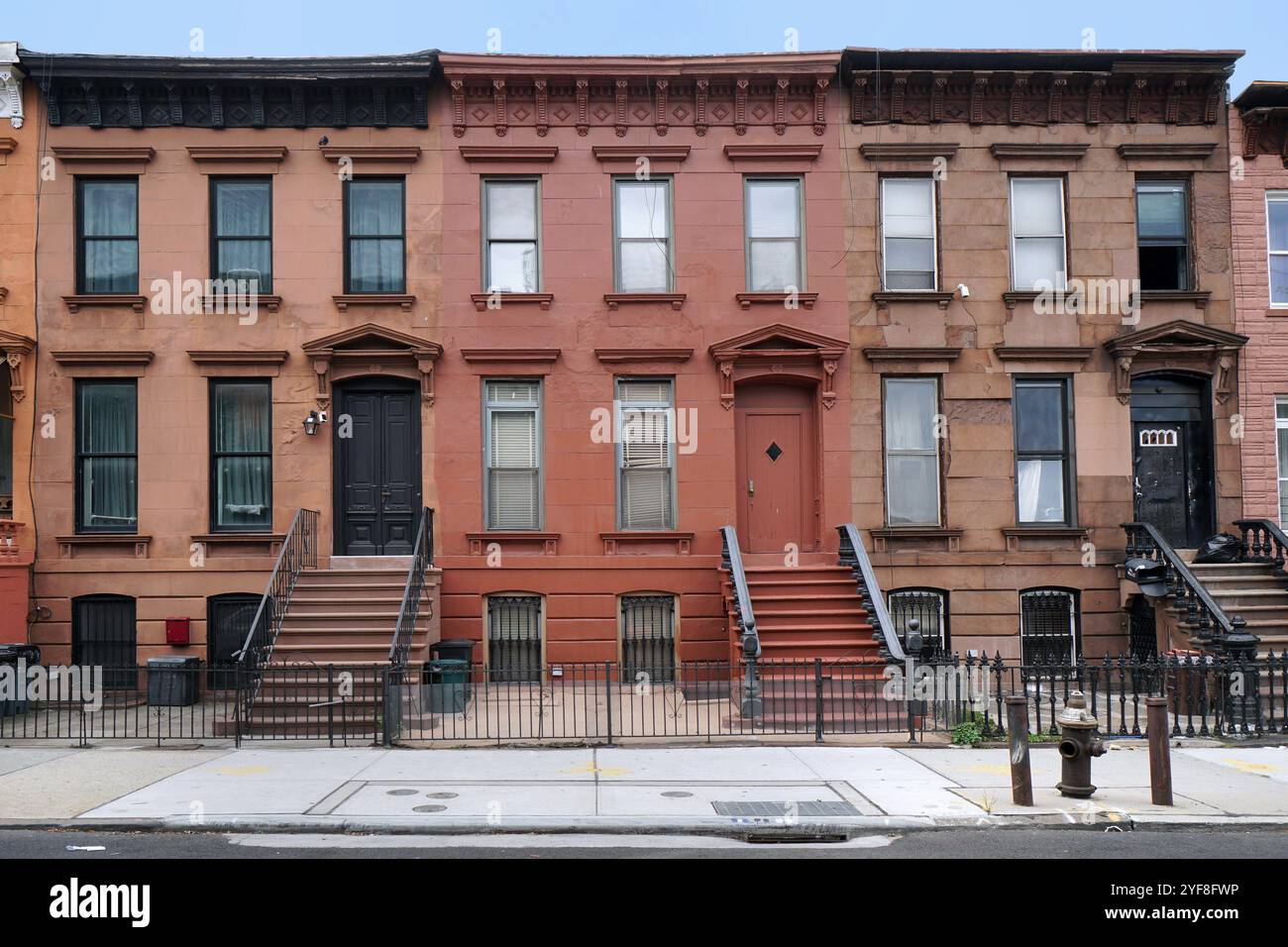 Vecchi edifici residenziali o residenze cittadine in stile marrone a New York City Foto Stock