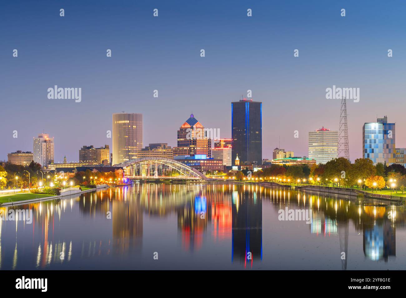 Rochester, New York, Stati Uniti, paesaggio urbano sul fiume Genesee. Foto Stock