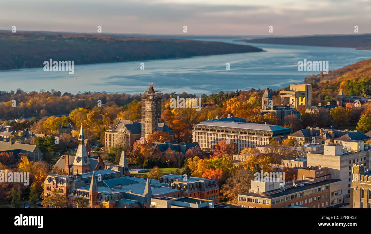 Immagine aerea autunnale pomeridiana dell'area che circonda la città di Ithaca, New York, USA 11-03-2024 Foto Stock