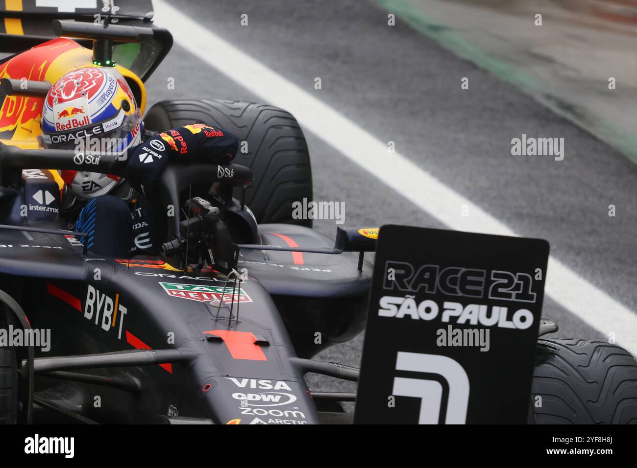 San Paolo, Brasile. 3 novembre 2024. Il pilota olandese della Red Bull Racing Max Verstappen reagisce dopo il Gran Premio del Brasile di Formula 1 all'autodromo Jose Carlos Pace di San Paolo, Brasile, 3 novembre 2024. Crediti: Rahel Patrasso/Xinhua/Alamy Live News Foto Stock