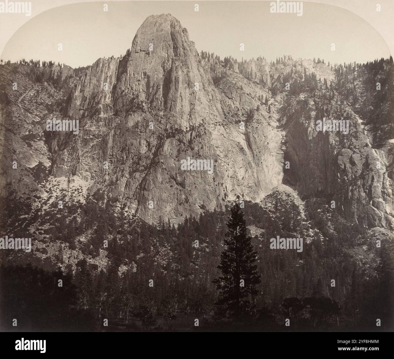 The Sentinel, Yosemite fotografato da Carleton Watkins nel 1861. È stato un pioniere della fotografia paesaggistica di grande formato utilizzando una fotocamera enorme che utilizzava negativi in vetro da 18x22 pollici. La sua posizione preferita era Yosemite Vallley in Califonia e le sue foto della valle furono un fattore importante nella decisione del governo degli Stati Uniti di preservarla come parco nazionale. Foto Stock