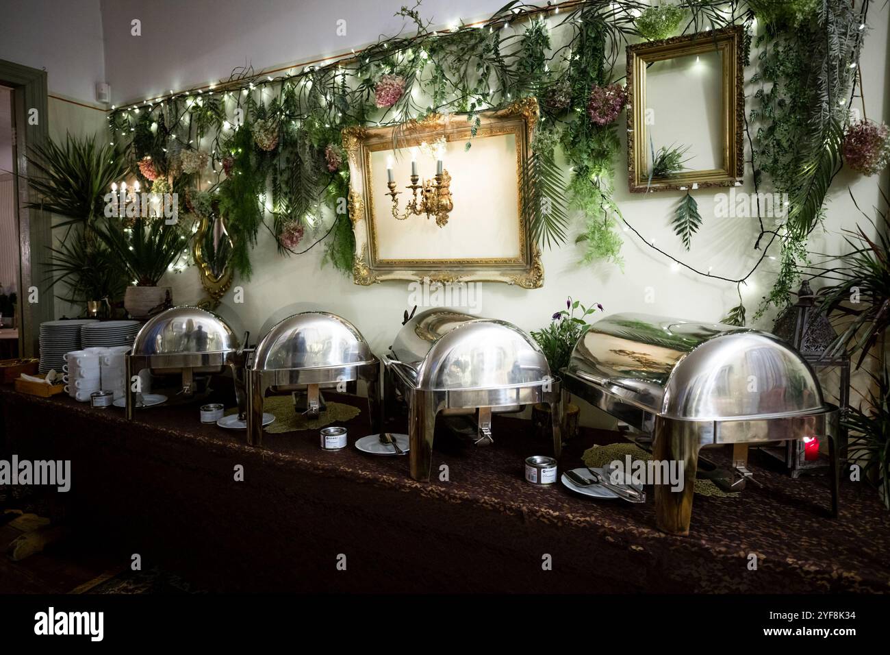 Cena di Natale in un grande maniero, ambiente perfetto per una festa sofisticata e grandiosa Foto Stock