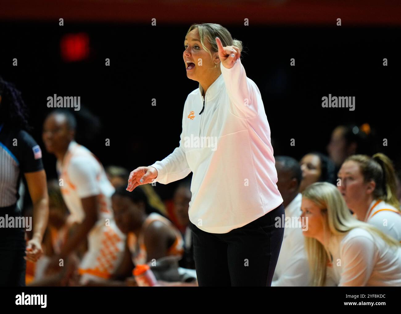 31 ottobre 2024: Capo-allenatore Kim Caldwell dei Tennessee Lady Vols durante la partita di basket NCAA tra la University of Tennessee Lady Volunteers e i Carson Newman Eagles alla Thompson Boling Arena di Knoxville Tennessee Tim Gangloff/CSM Foto Stock